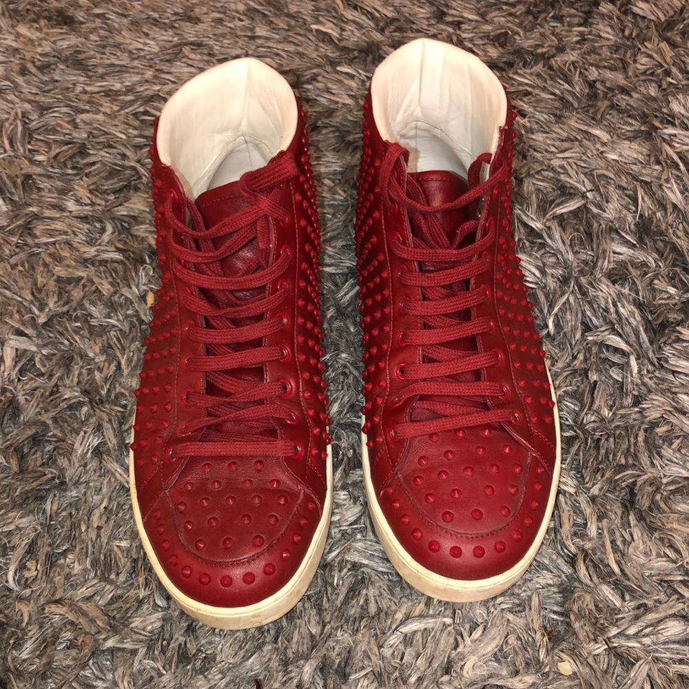 Red leather spike Gucci hi top sneakers